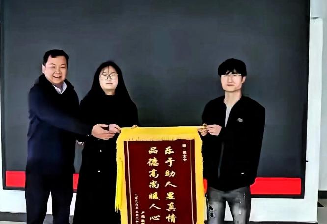 湖南，一网约车司机在接单途中突发疾病，于是他向后座的女乘客求助，没想到女乘客二话