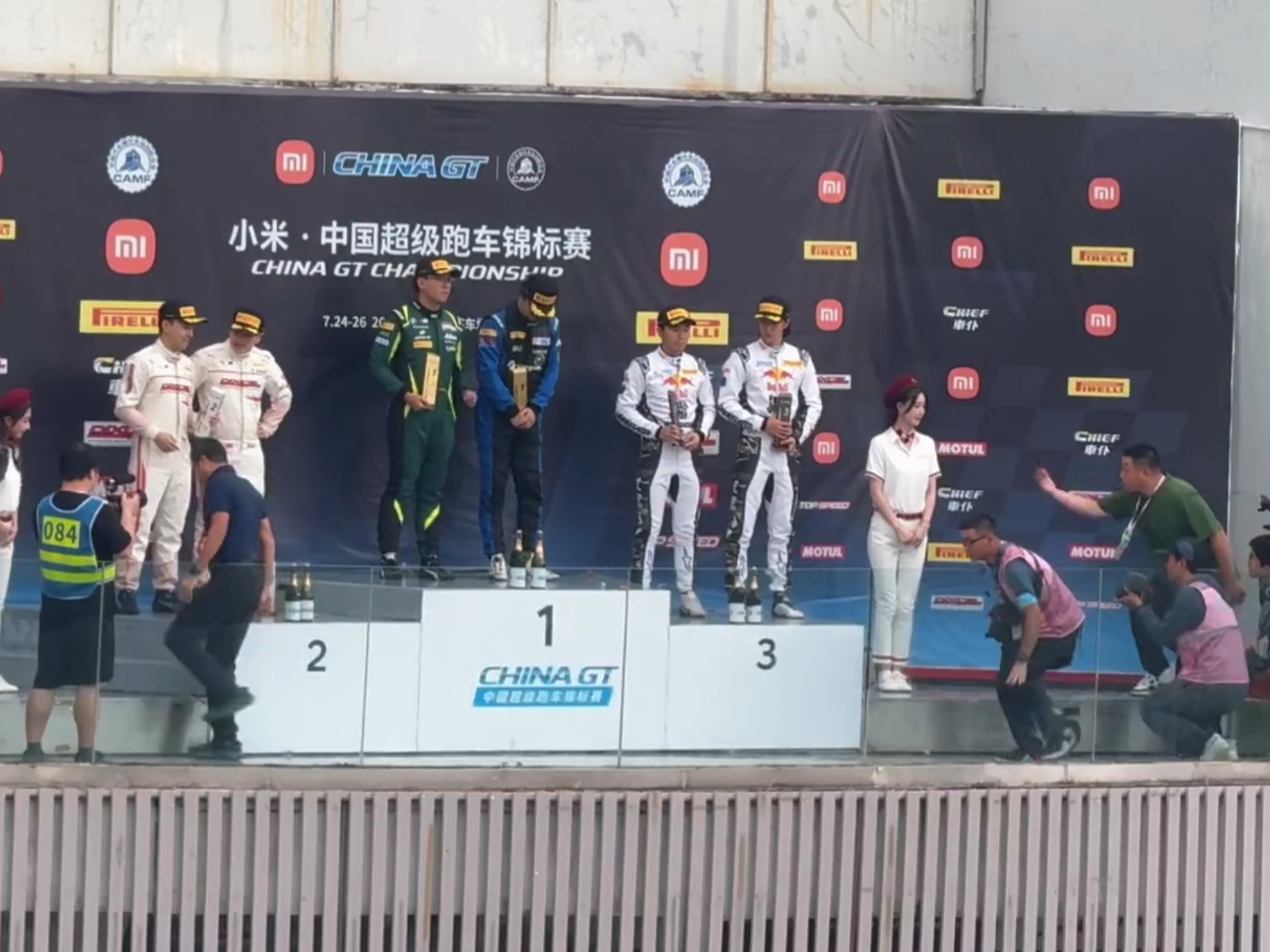 本来两边都有礼仪小姐合影。王一宝身边，乐乐：我撤回一个 男德！ 