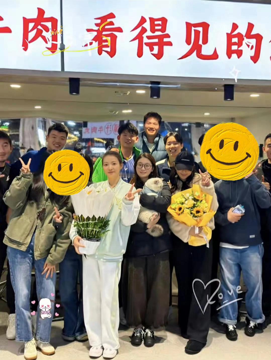 站桌子上拍的吧 