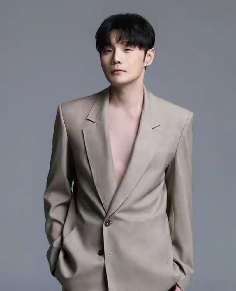 李荣浩为什么这么生气？

换做是你，自己的成名作被人改的面目全非，对方连招呼都不