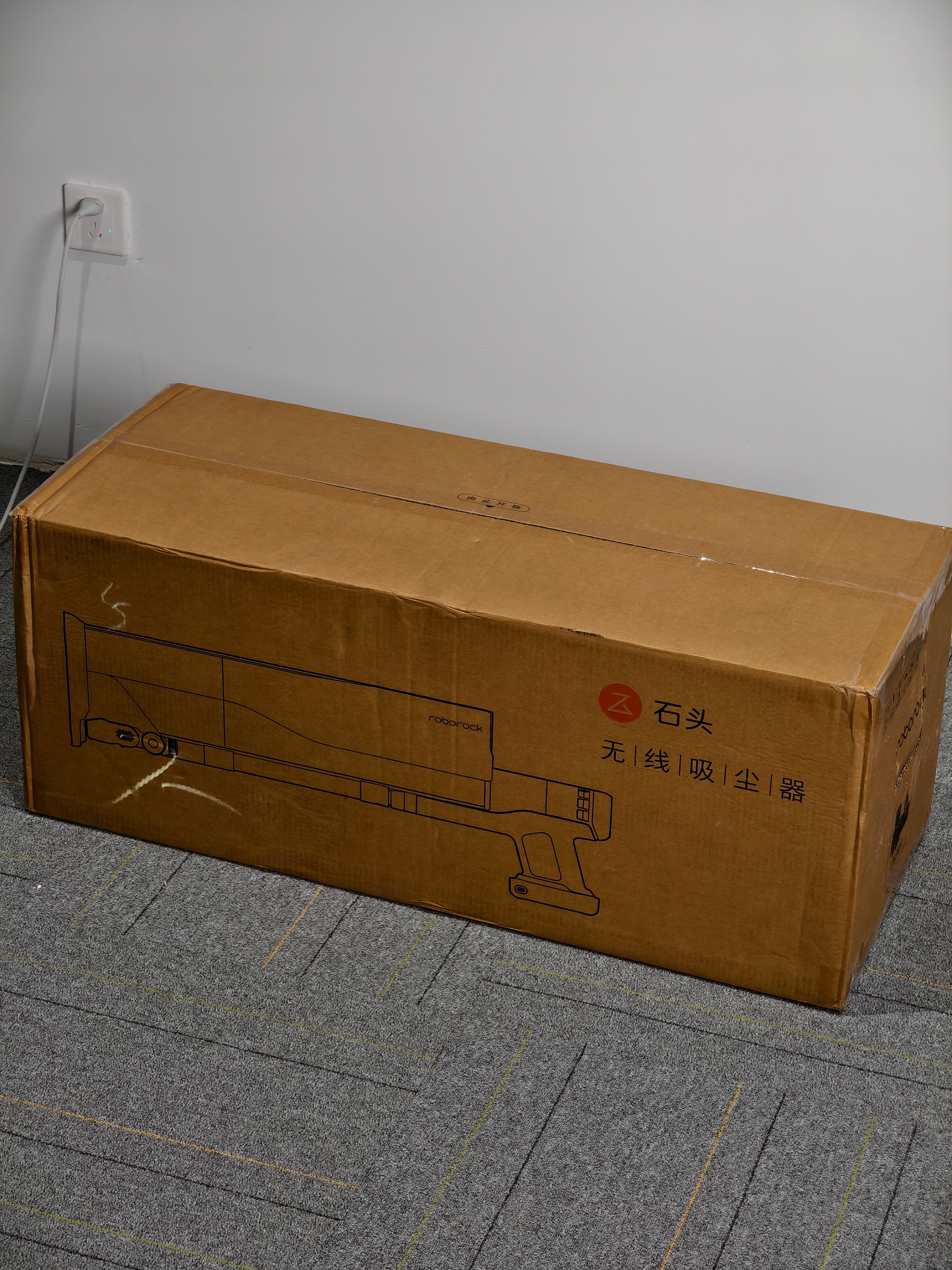 分享一下 H50 Ultra 的开箱因为搭载基站，运输箱贼大，内部填充拉满，好在