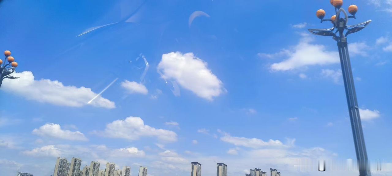 ，城南乌云压城，城北晚昭干里。时而红日当头，时而大雨倾盆。