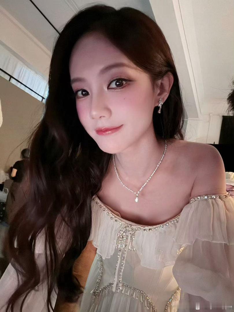李一桐直播找凌玲李一桐四川话版谁是凌玲 紧跟网络热梗大方整活，李一桐直播状态自在