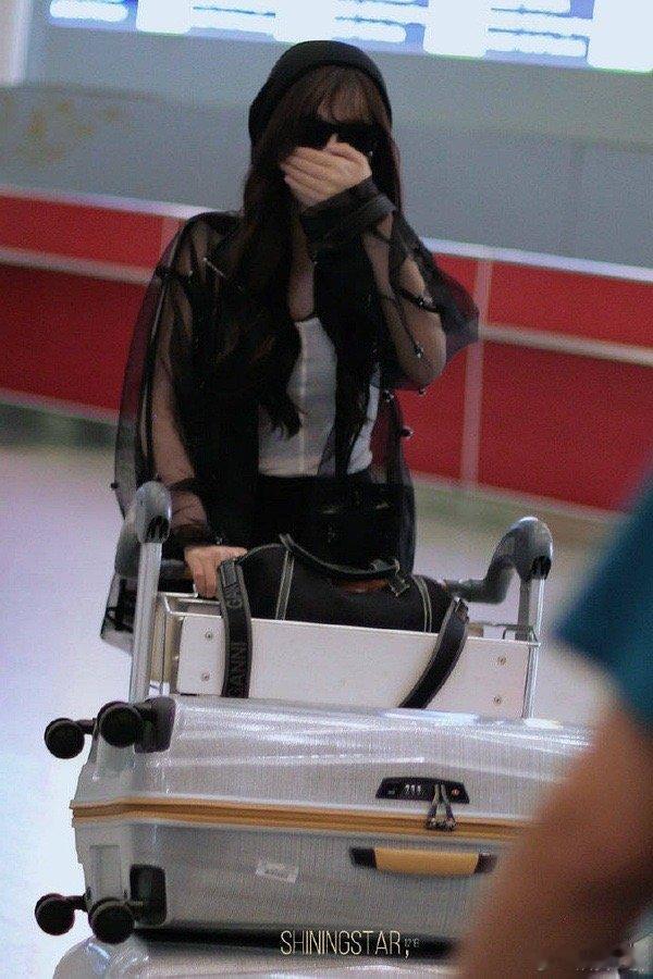 虞书欣机场图和杀青图为啥都不露脸啊？ ​​​