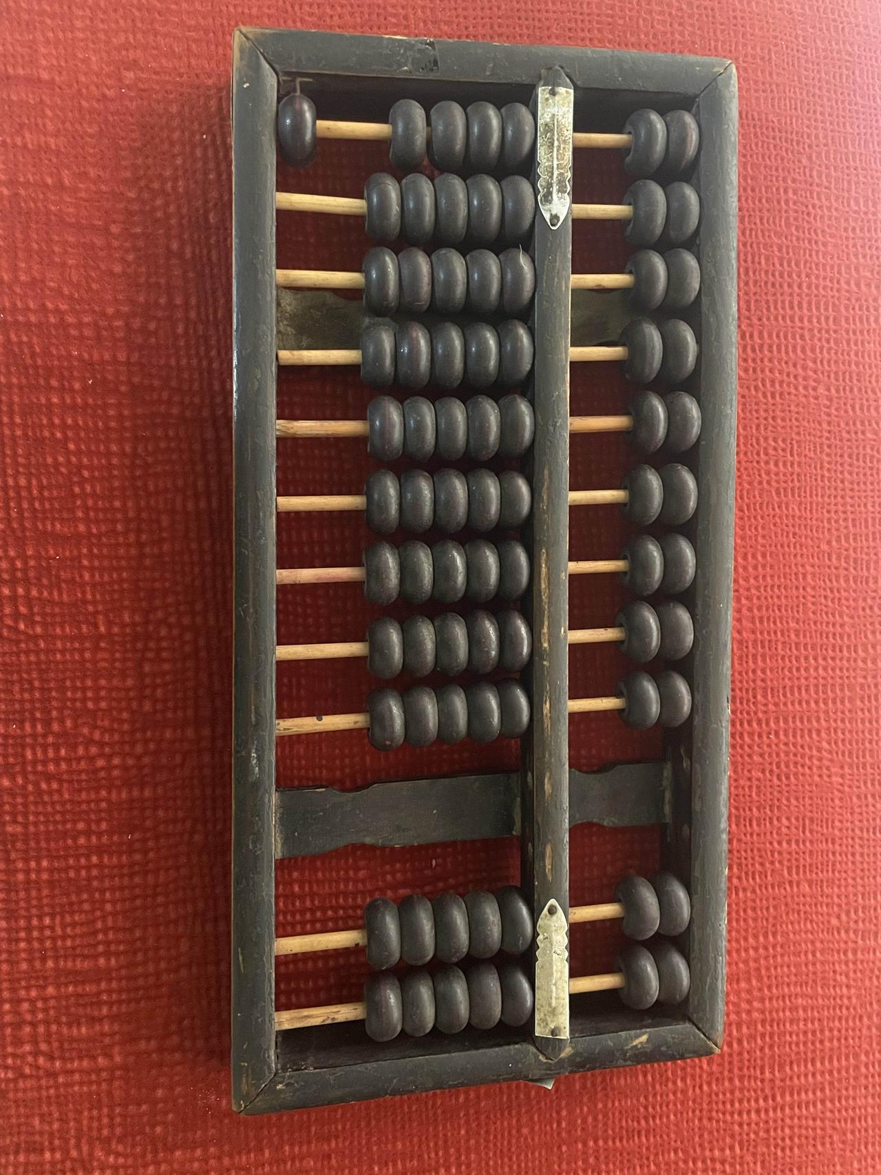 翻出来一个丢弃在角落里的老算盘，打算挂到闲鱼上卖，突然发现，竟然缺两排算珠，这才