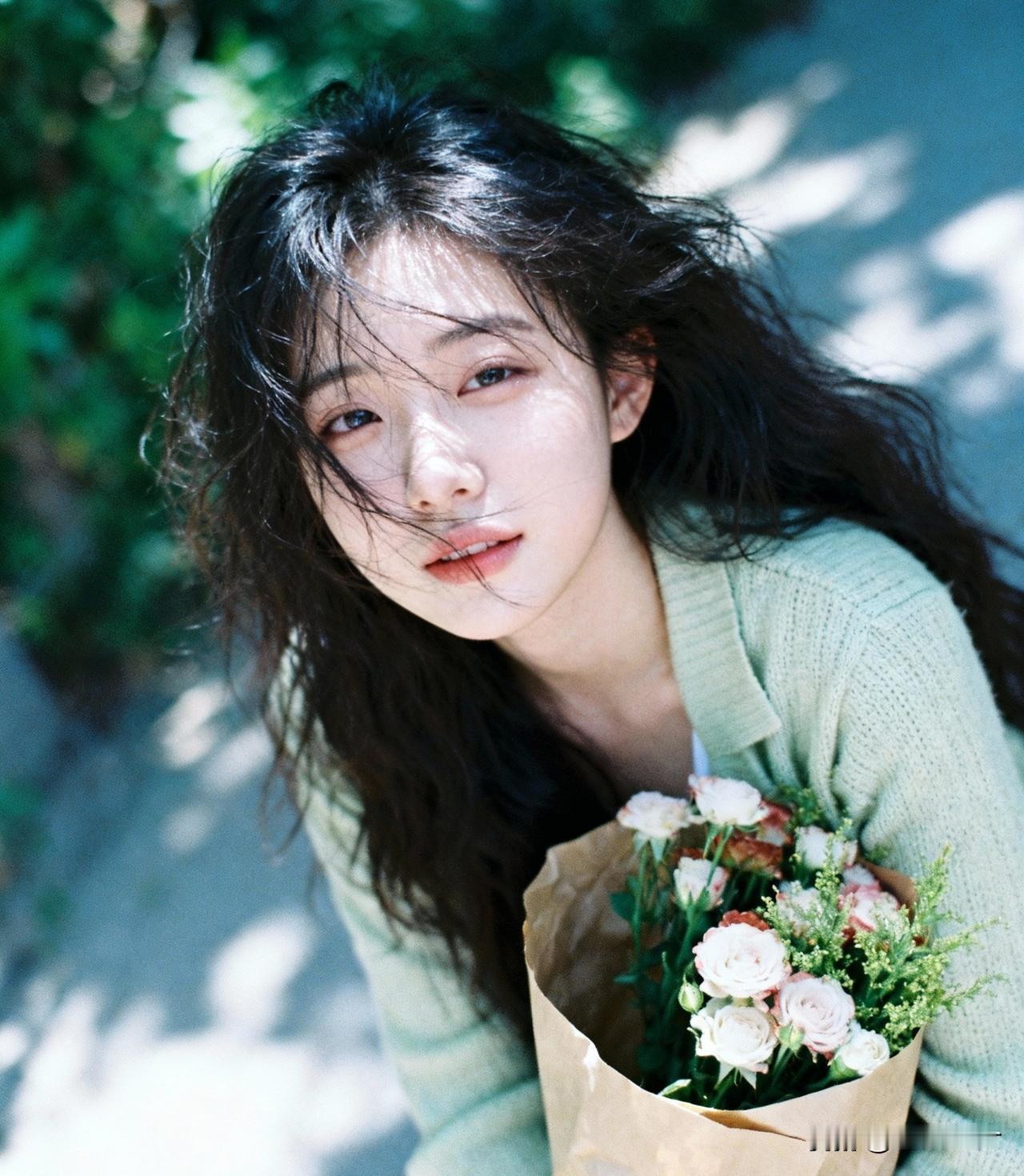 阳光下的少女与花束，温柔与自然完美融合。