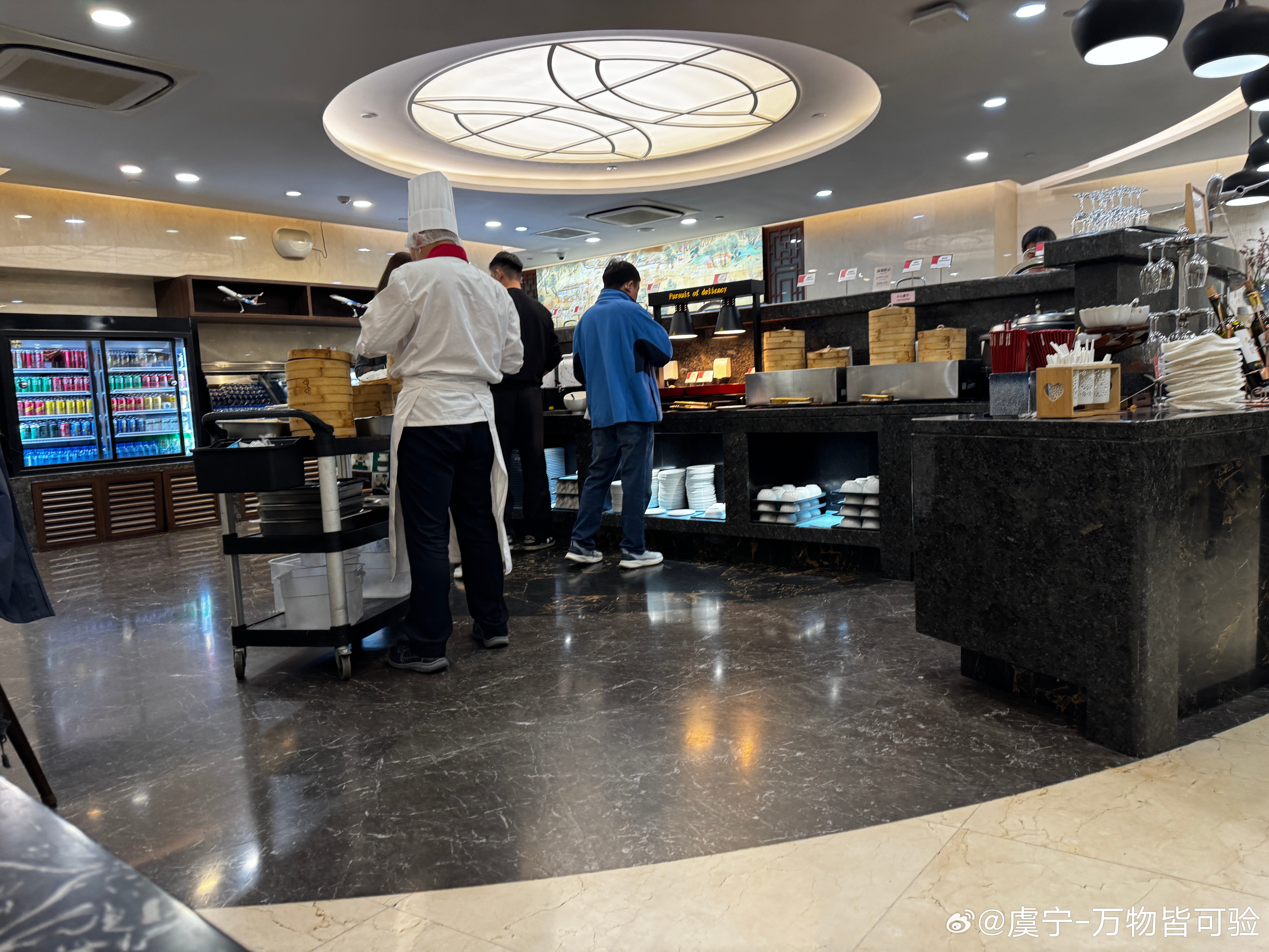 国航牛马大食堂，周一爆了！周一早上的国航白金卡人暴多，早餐都排队了人超级多，和大