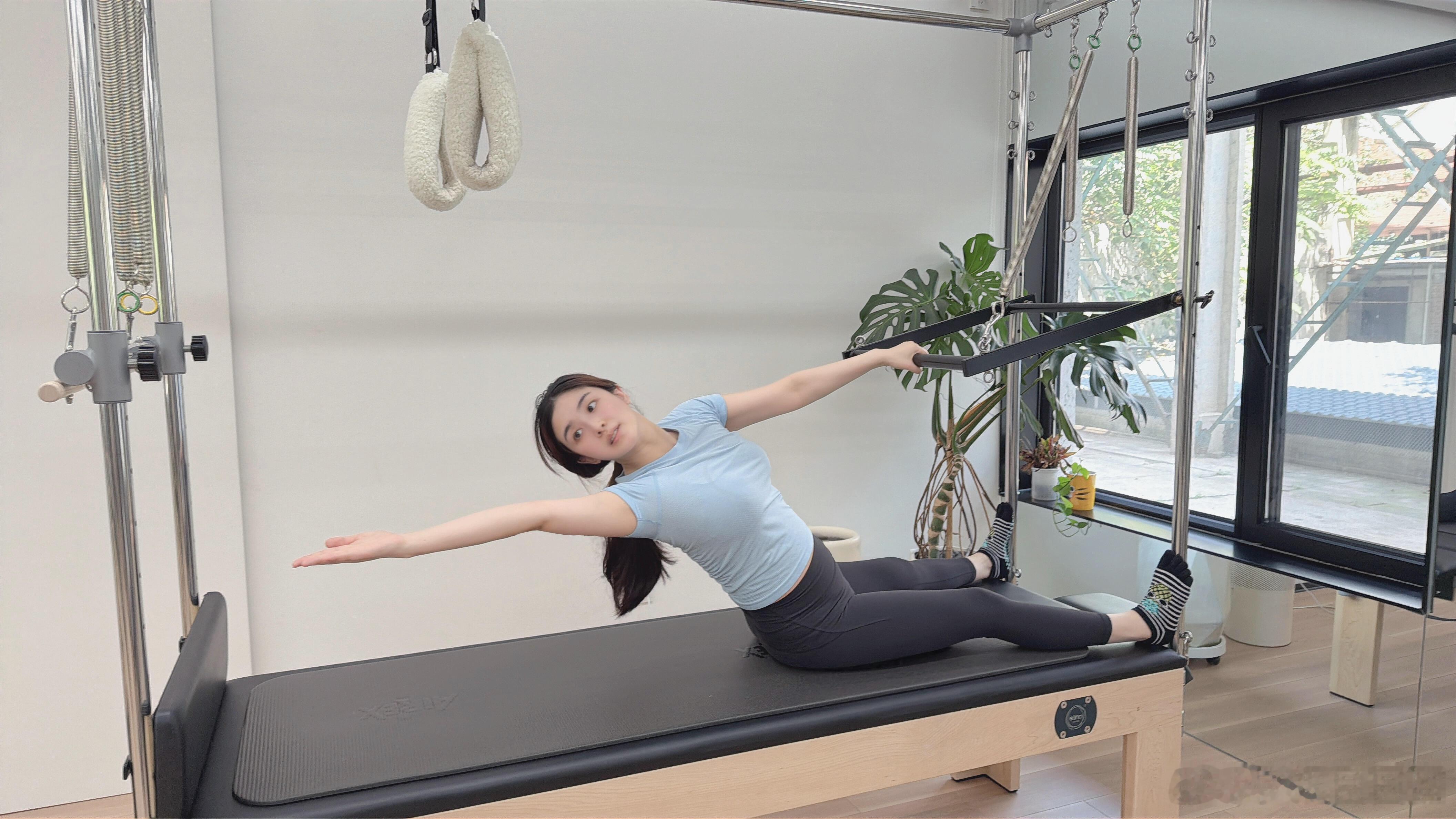 张含韵沉浸式体验侄女追星痛包一张照片藏着双倍温柔，侄女满心喜欢杨博文，张含韵愿意