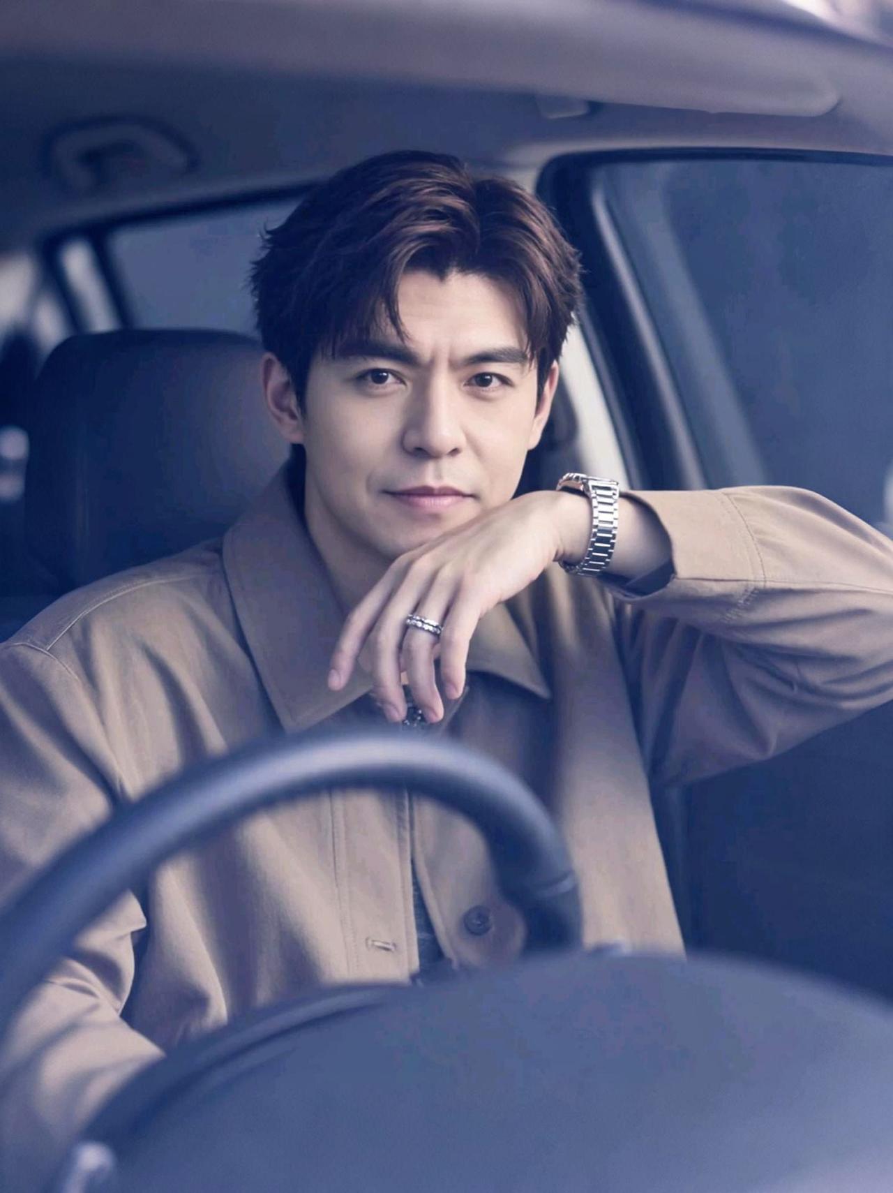 🚗棕调大衣裹着晨雾，腕表在方向盘投下碎金✨。眼神是未说出口的诗，孤独在副驾坐成