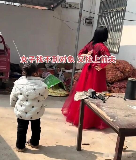 34岁女子穿8年前婚纱守身8年
蹲守前夫家门口求复合：老师，我毕业回家了
最近，