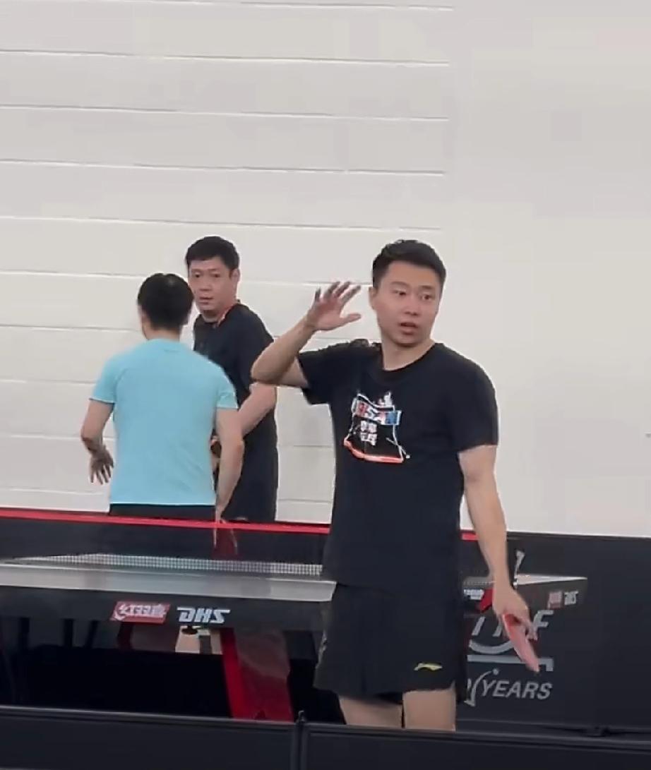 WTT新加坡大满贯比赛，孙颖莎今日3-1战胜泰国选手帕拉南。赛前马琳教练和邱贻可