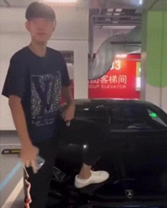 “干得漂亮！”2023年山东青岛，15岁小伙为了虚荣心，踩在别人298万的跑车上