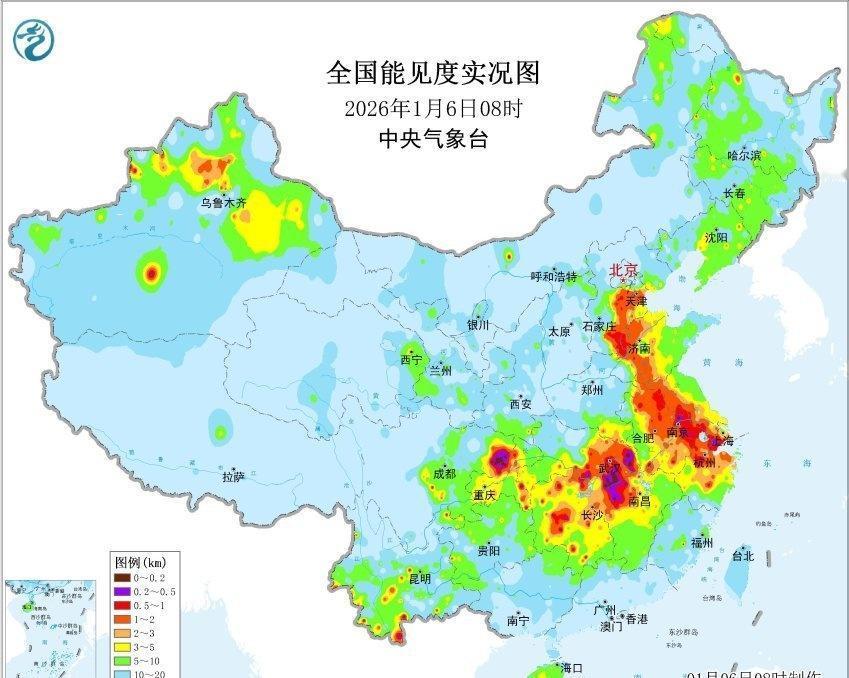 【雾和霾】今晨在长江沿线省市，降水过后湿度大，出现大雾。8时部分站点能见度不足1