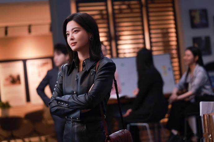 辛芷蕾接住了她的中女时代从静默曾美云到精英唐盈盈，辛芷蕾角色切换自如，每个角色立