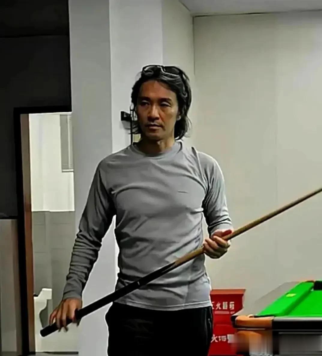 周星驰不拍电影，而是去打了台球，不知道周星驰台球打的怎么样，能不能打得过潘晓婷呢