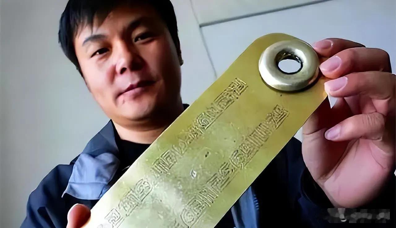 1999年，内蒙小伙被债主追债，走投无路只能钻进家中地窖藏身，下窖后他猛地回想起