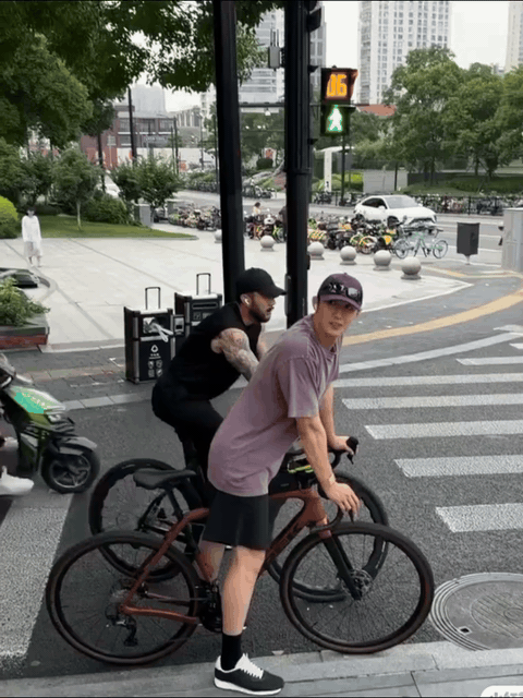 黄景瑜把自行车拎出了纸片感黄景瑜单手拎自行车 一百公斤卧推不是白练的，拎个自行车