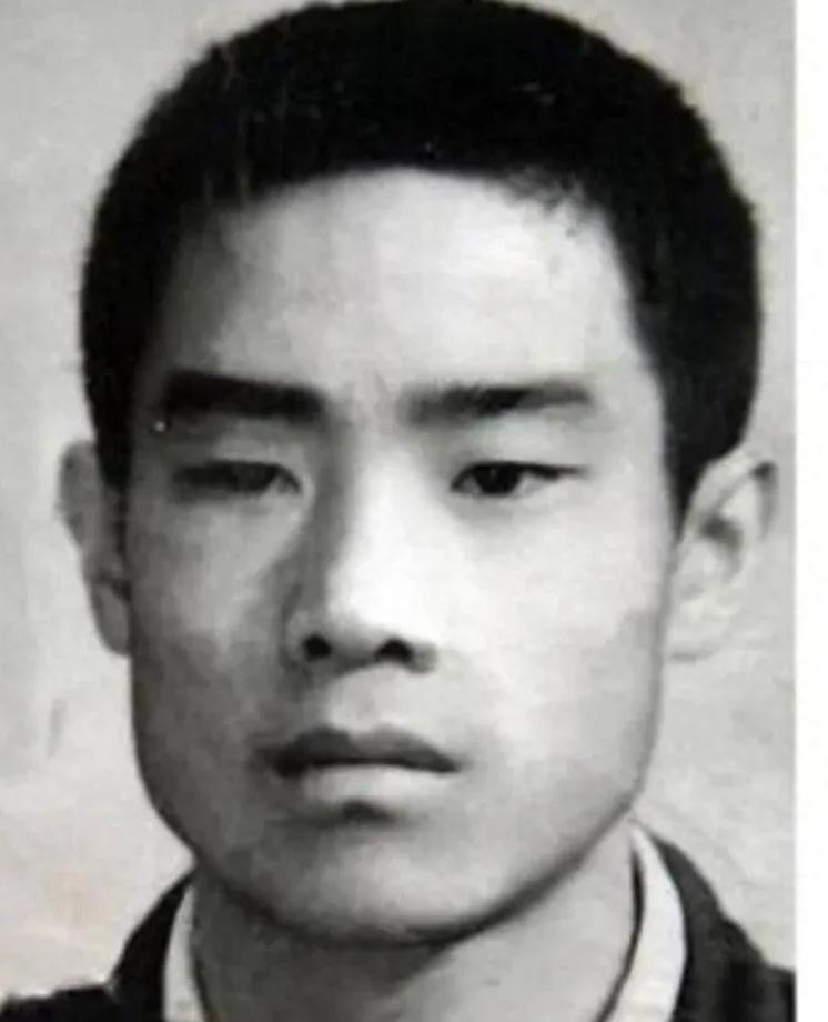 1983 年，25 岁的朱国华被判死刑，他在法庭上不服，搬出了爷爷的名字，然而，