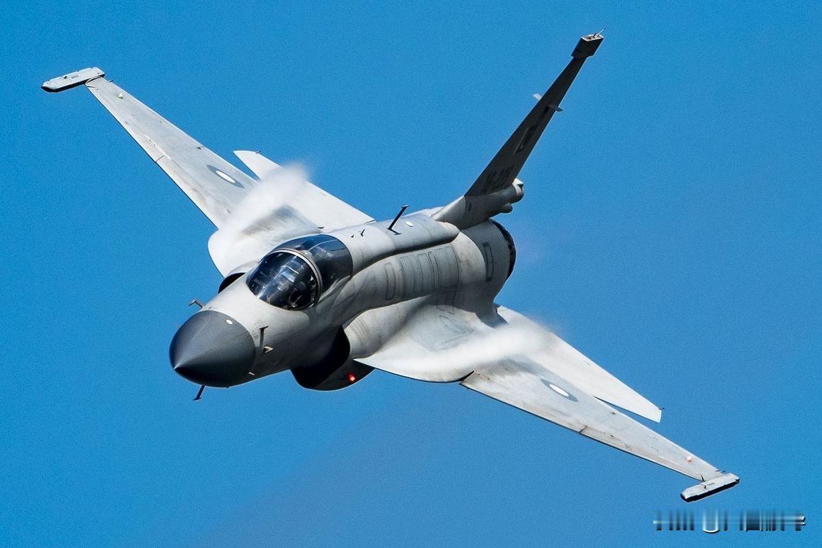 也不知道一些人看了一些什么文章，竟然觉得枭龙战斗机属于四代半战斗机，也就是说，和