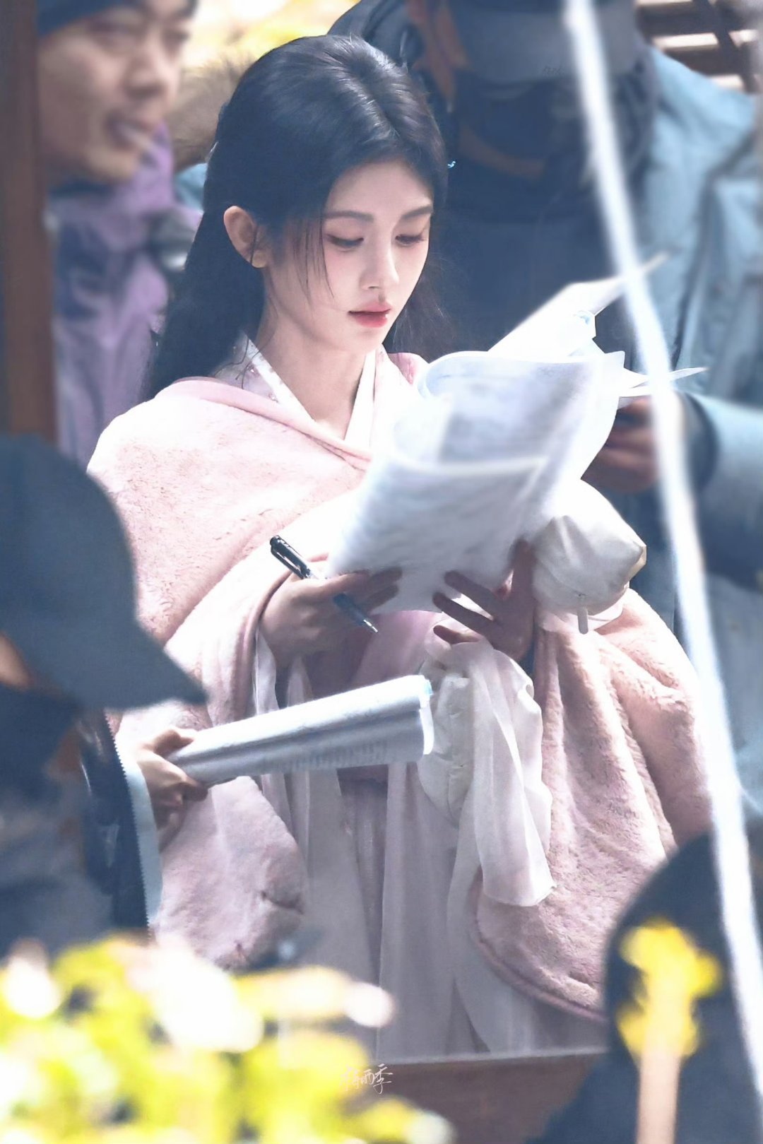 认真看剧本的露芜衣鞠婧祎
