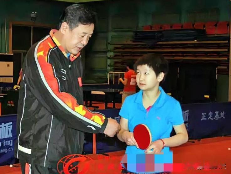 孙颖莎的恩师杨广弟，年轻的时候也是一头秀发。他是发掘、培养孙颖莎的关键伯乐。时任