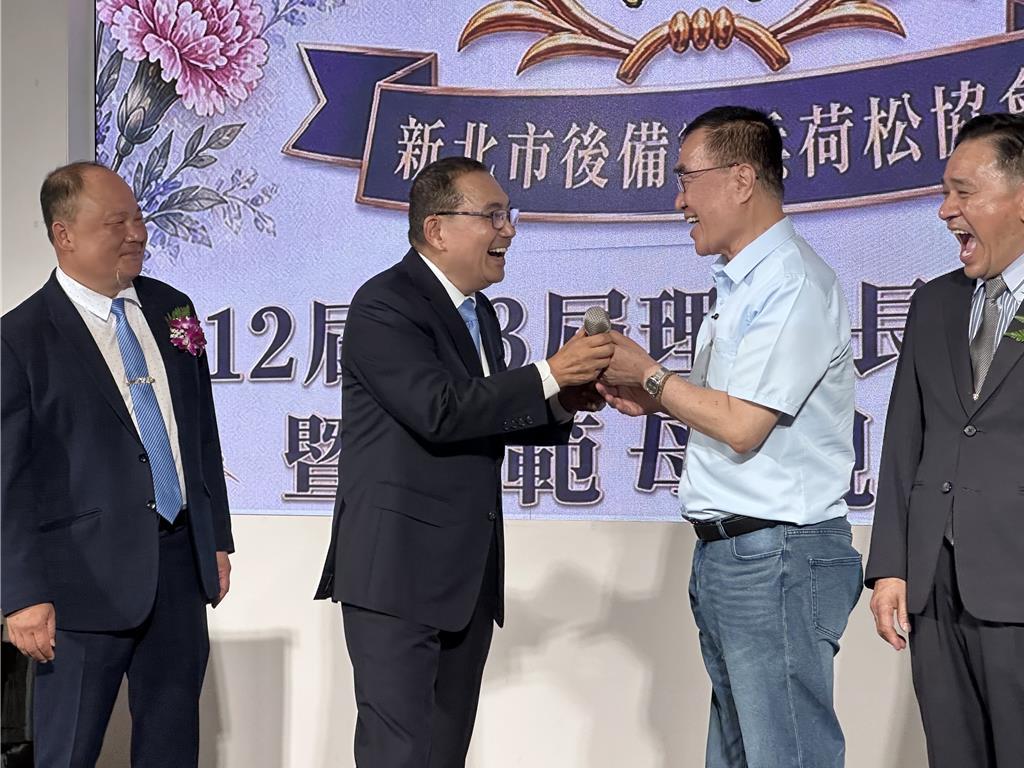 侯友宜频递麦挺李四川 亲解“交棒”深意：大声讲未来要做什么
新北市长侯友宜与国民