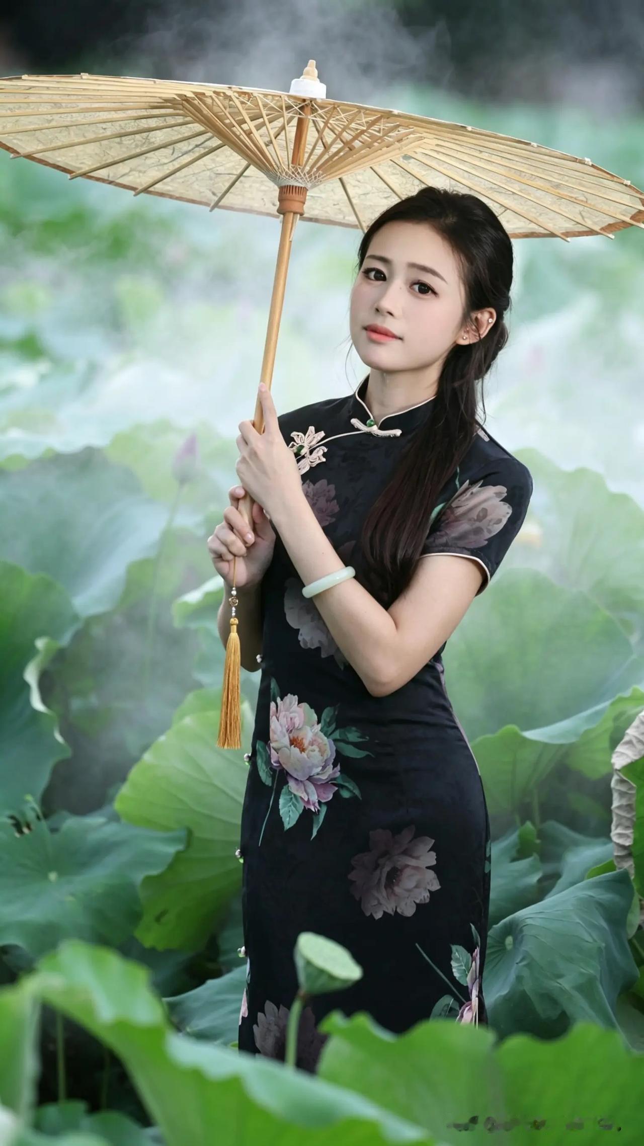 东方佳人｜东方美人。姑娘撑着伞站在荷花丛中。荷韵美人图 雨后花伞少女 雨伞下的女