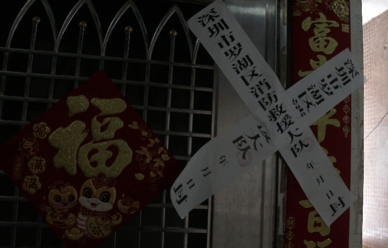 #小猫火场叫醒主人一家自己不幸遇难#【凌晨突发火灾，宠物猫叫醒主人一家成功避险，
