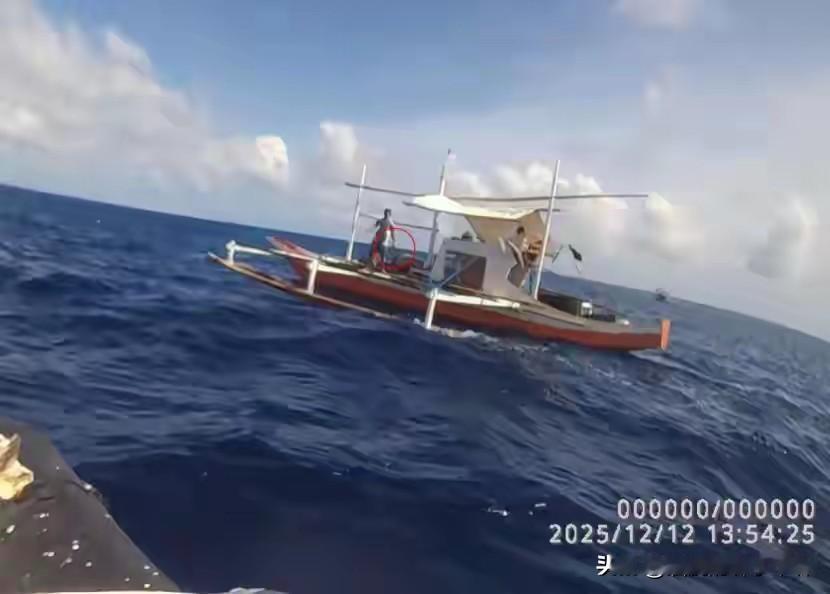 从1995年开始，菲律宾一直在南海兴风作浪，最近又开始组装渔民有组织的拿刀打着“