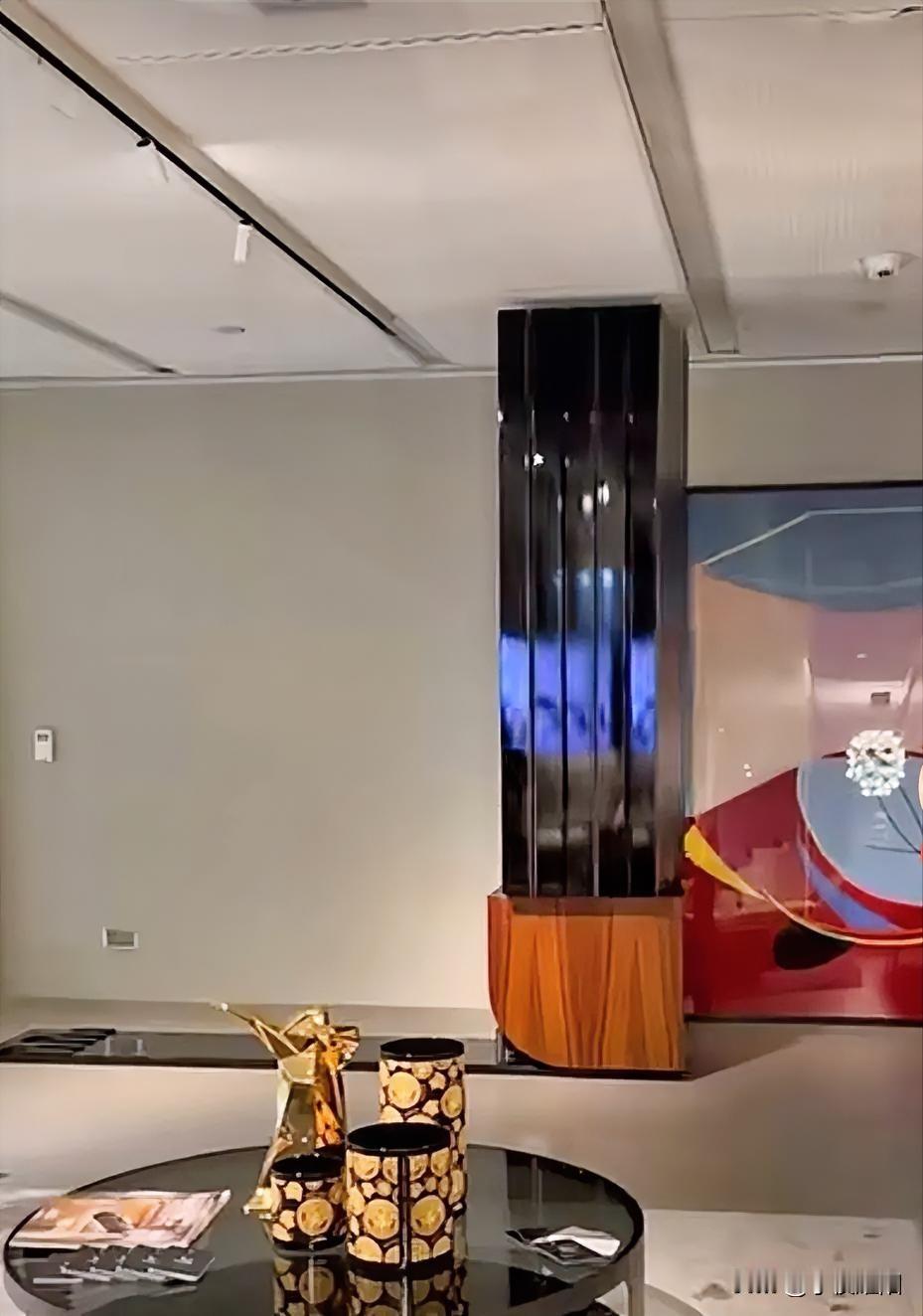 你能想象这个立柱式的折叠黑色玩意撑开后是个超大巨幕电视，这东西不便宜啊。