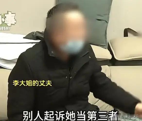 重庆的夜，本该安静。  
可李大姐家的防盗门，却被丈夫一脚脚狠狠踹响。  
不是