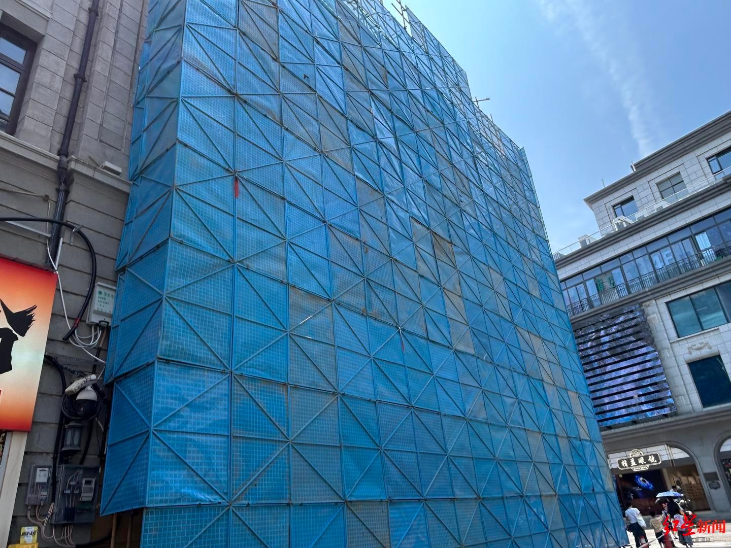 #官方回应百年历史建筑被刷成金色#【武汉优秀历史建筑被刷成金色，涉事黄金店被责令