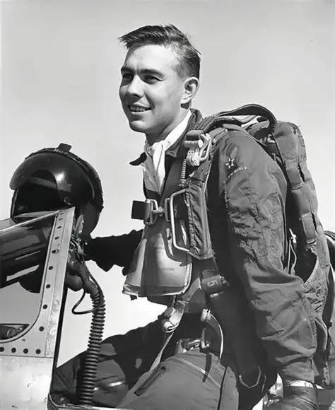 1953年，美军飞行员被击落，跳伞后，他被一个中国老人发现。为了活命，他告诉老人