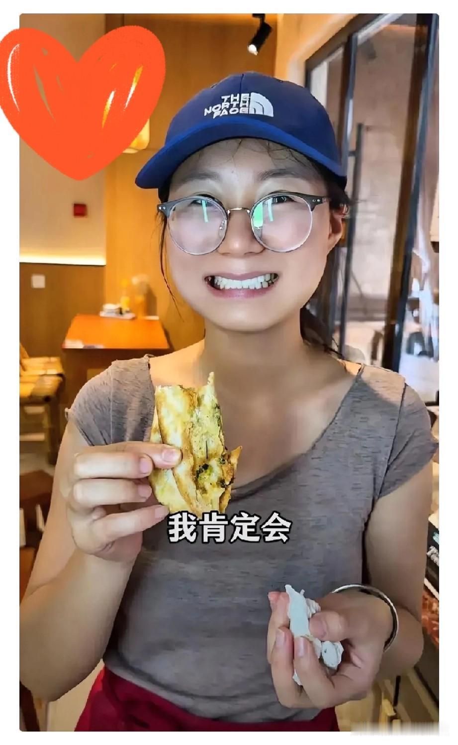 “这个女的火了！”江苏无锡，18岁女孩去饭店打暑假工，和老板商量好的，每天工作8