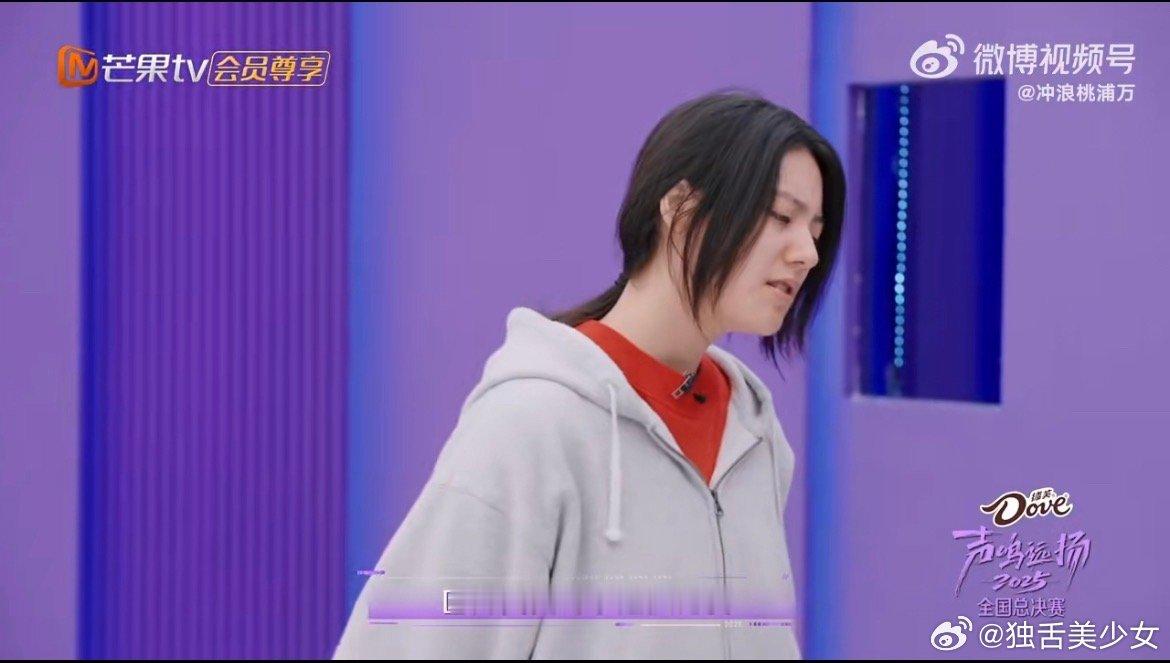 小迪丽热巴对着镜子眨眨眼，忽然有点慌：“我的独特，是不是只剩这对小梨涡了呀？” 