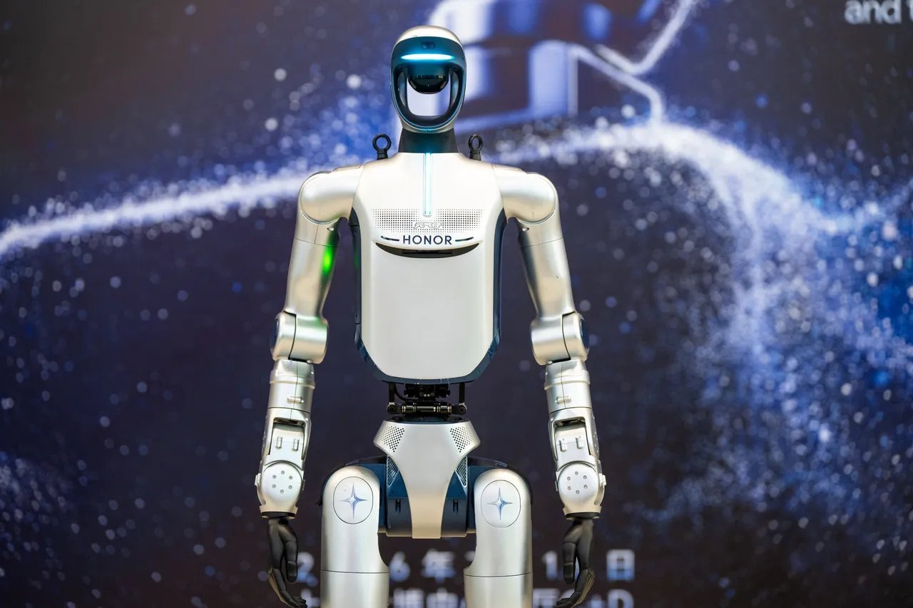 别被传统手机框住了！荣耀 Robot Phone 打破所有常规，WAIC 现场官