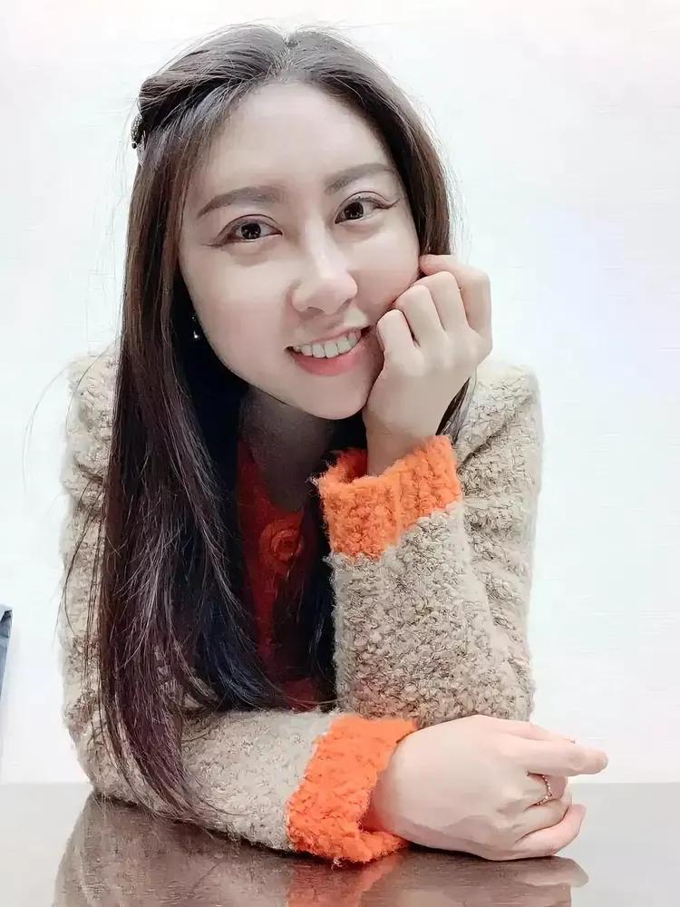 西北大学副教授贾浅浅，又一首新诗引来不少议论，四句大白话再次出圈：
 
大雪压青