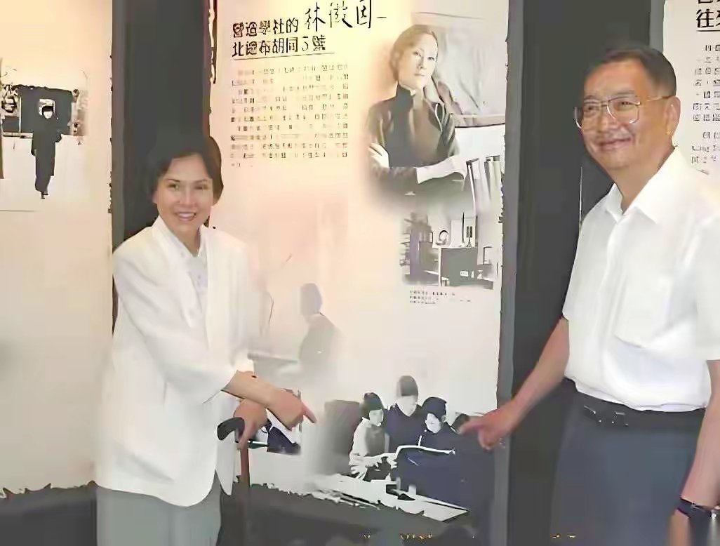 照片里，是林徽因的女儿梁再冰，儿子梁从诫。兄妹俩，都老了，头发白了，背也有些驼了
