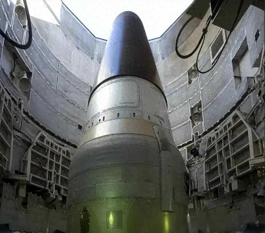 说一套做一套。美国国务院表示，美国仍致力于遵守《不扩散核武器条约》及其三大支柱：