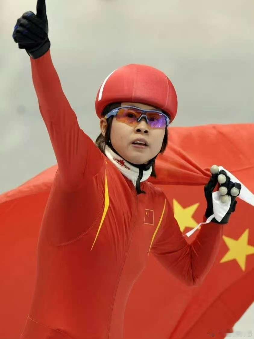 王濛的解说席搬到声鸣远扬了声鸣远扬炸裂消息！王濛的解说席搬到《声鸣远扬》咯！濛主