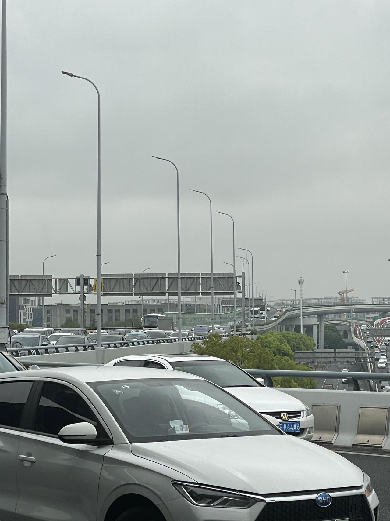 不少农户想着把宅基地租出去装光伏赚点安稳钱，结果不少人都踩了坑。有农户签了25年