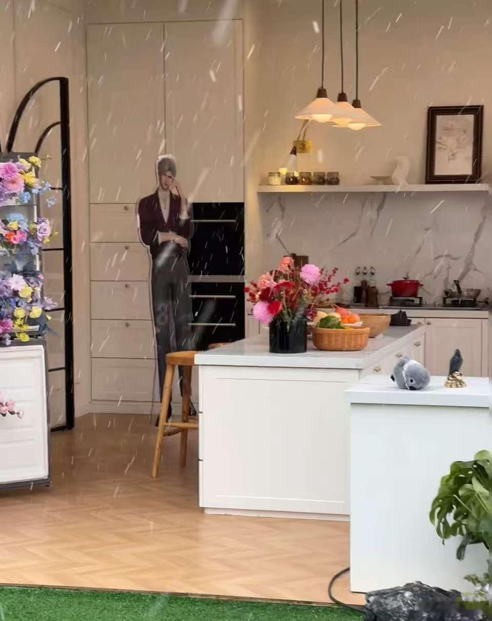 在恋与深空线下迎来初雪 二周年线下的5天的时间，真的好像经历了一年四季呢，所以看