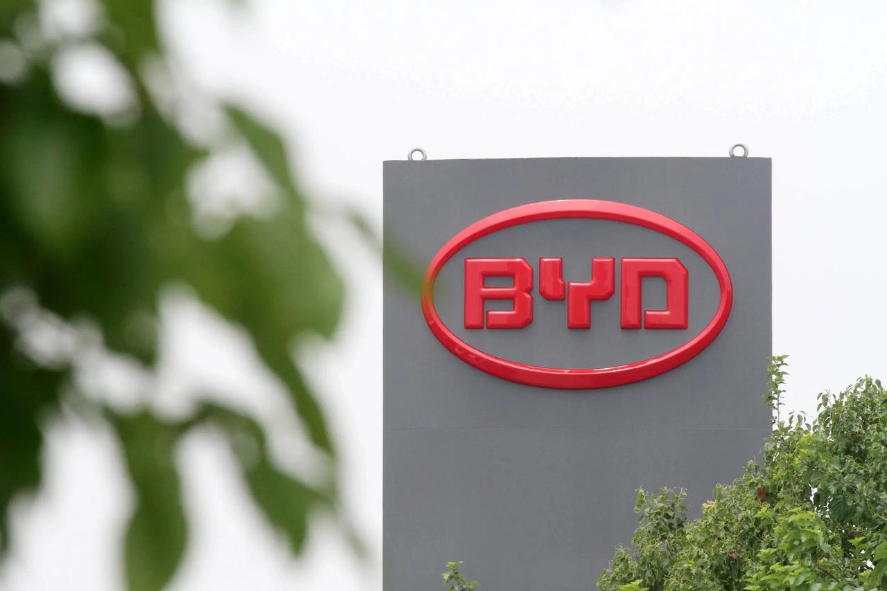 欧洲油价涨了，有个德国建筑工人每天凌晨五点开车去波兰加油，来回160公里，就为了