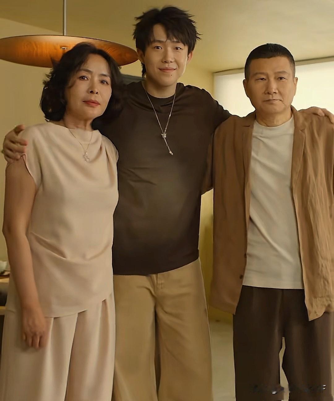 王楚钦跟爸妈的合照，一家子颜值都好高！妈妈气质温婉又漂亮，爸爸也特别精神帅气。