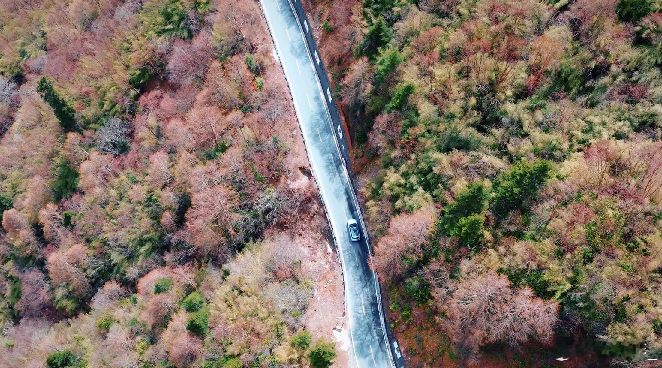 问界M6动态评测首发最香的是标配即顶配。智驾、快充、空悬全都有，不用加钱。动力够