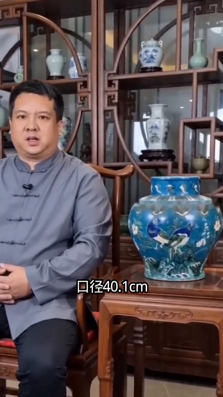 预测乾隆珐华大罐成交价格。
这件青乾隆仿珐华花鸟纹大罐，口径40.1cm，高39