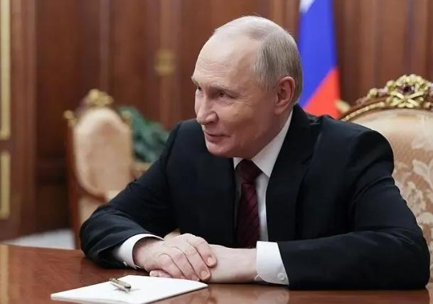 俄罗斯国防部开了场挺重磅的会，连普京都坐在台下盯着呢，结果国防部长别洛索夫往台上