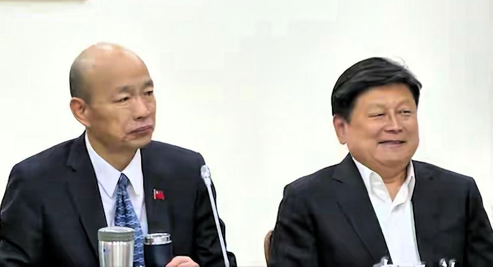 立院协商现场火药爆炸，当众怒斥自家党团总召，一场冲突反转，韩国瑜反倒沦为众矢之的