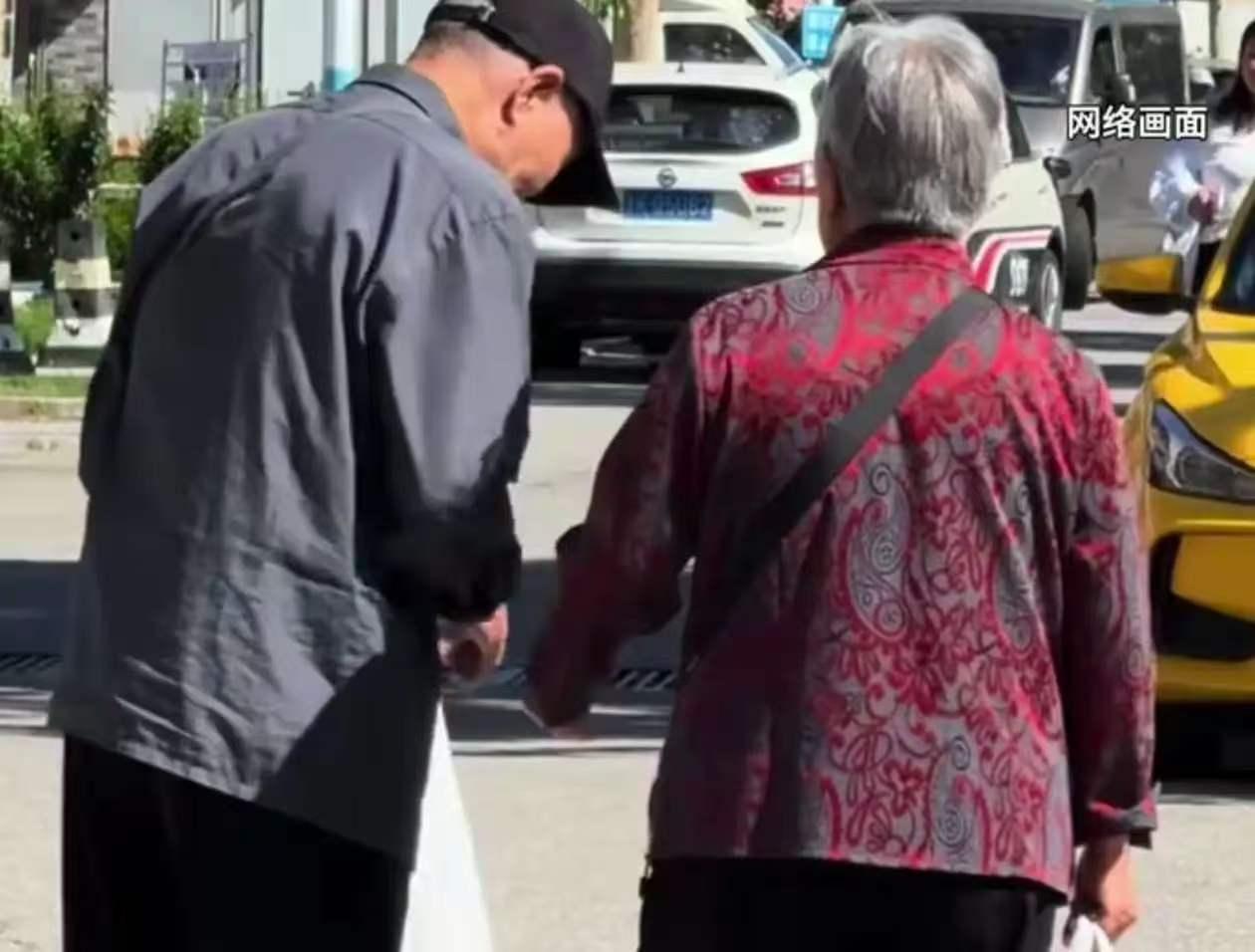 浙江杭州，70岁阿姨丈夫突然查出肺癌晚期，才两三个月人就没了。之前忙着在病床前跑