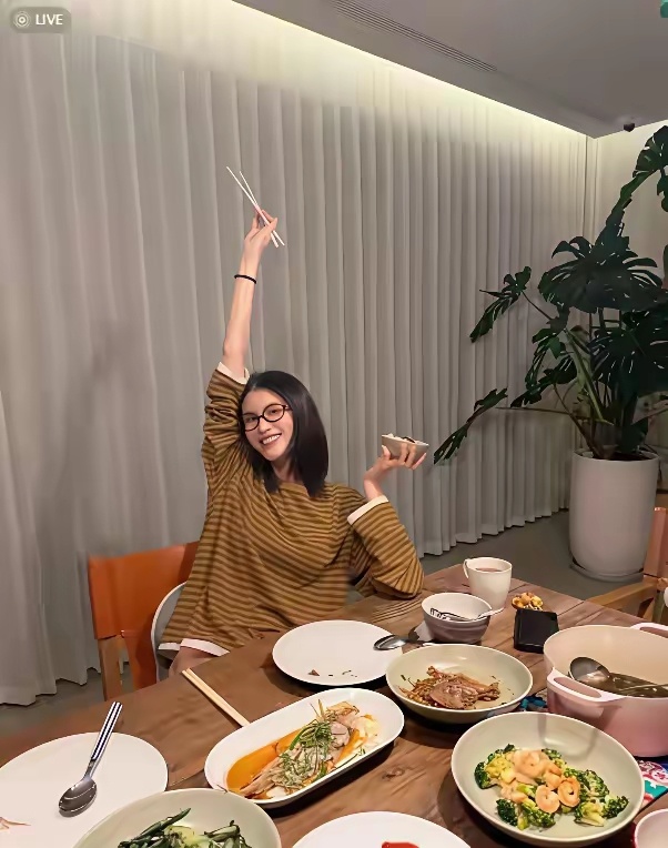 何穗晒老公做的五菜一汤！好吃到炫几碗饭，陈伟霆陪逛街送花浪漫